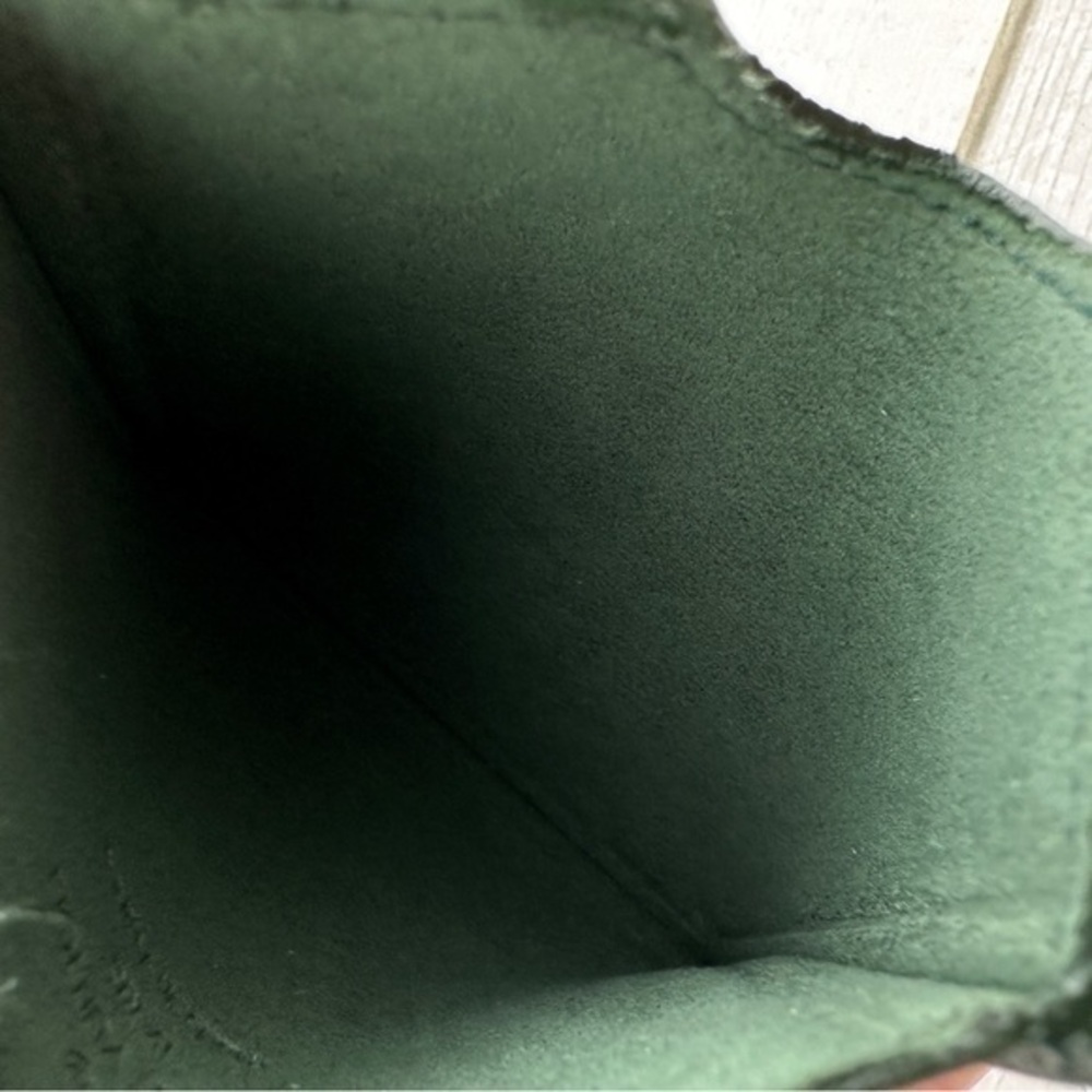 Excellent condition Authentic Louis Vuitton Taiga Leather Wallet. Green. - Picture 9 of 16